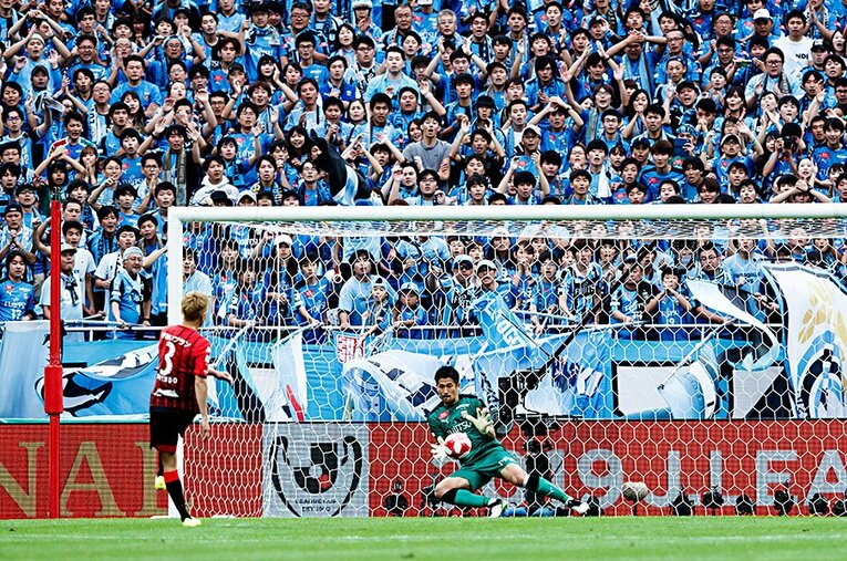 3失点しながらPK戦での活躍でMVP獲得。新井章太の“逆転人生”からすれば、それも彼らしいと言えるのかもしれない。 ／ photograph by Kiichi Matsumoto