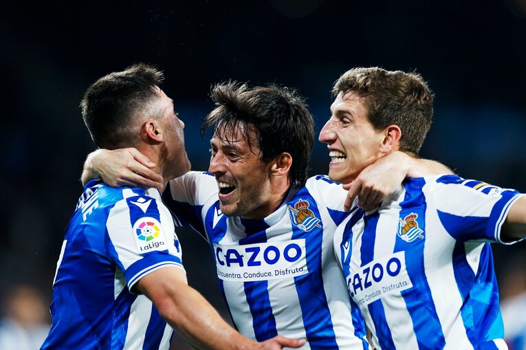 「久保建英がスペイン紙の一面に！」子供サポ「タケが決めるよ」予言通りマドリーを圧倒“ソシエダの熱狂”は翌日も…カメラマンは見た(39)