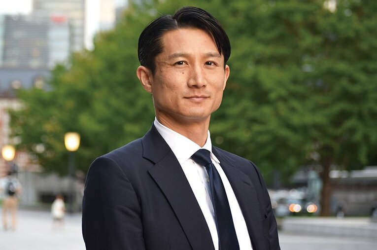 プロサッカー選手から転身し、現在はコンサルタントとして働いている星野圭佑さん ／ photograph by Hideko Ono