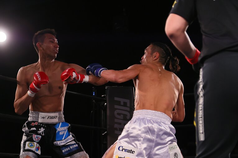 年齢差（44歳対27歳）、身長差（175センチ対185センチ）ともに安彦が不利と見られていたが……　©RISE