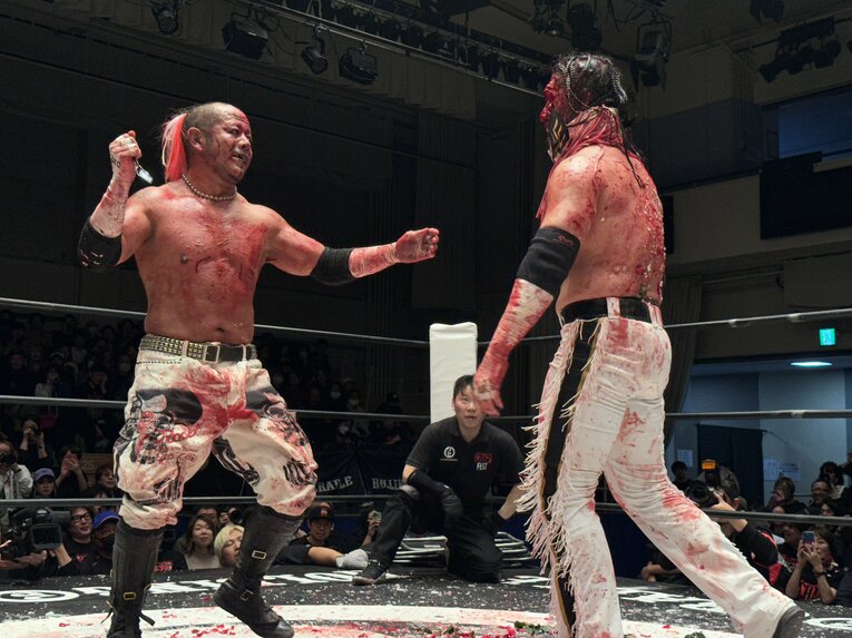 スワイプすると「エル・デスペラードvs葛西純」など激闘写真をご覧になれます　©Norihiro Hashimoto