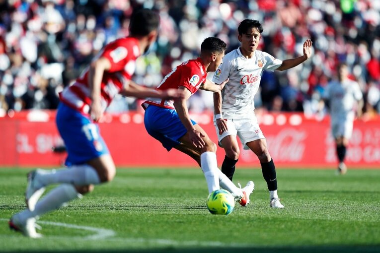 久保建英vsバルサがW杯イヤーのリーガ初戦… 年末の試合で見た「タケの身体の進化」と新星たちの奮起〈撮影者の視点〉(66)