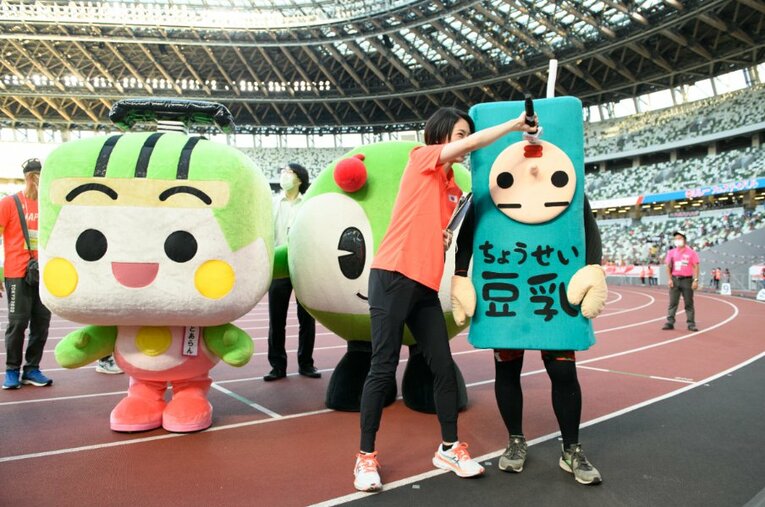 顔が取れるハプニングの後、顔だけ逆さまになってしまった「ちょうせい豆乳くん」選手。彼にとってもまた、このリレーは絶対に負けられない一戦だったという ／ photograph by Hirofumi Kamaya