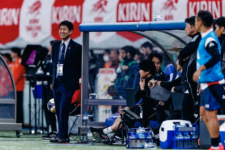 【計30枚超：“テレビに映らない”日本代表ブラジル戦歴史的初勝利】珍しい？ 森保監督がニッコニコ…写真はまだまだ続きます　©Kiichi Matsumoto