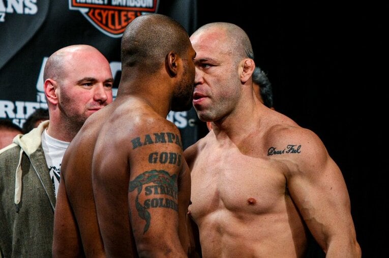 2008年12月、『UFC 92』での3度目の対戦を前に激しい刺殺戦を繰り広げるヴァンダレイ・シウバとクイントン・“ランペイジ”・ジャクソン ／ photograph by Susumu Nagao