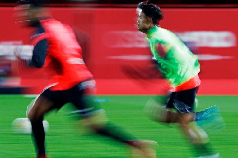 久保建英の“劇的決勝ゴール後に消えた疾走”は「客席に飛び込みたかったけど高すぎて無理」だった？《カメラマンが見た真相》(4)