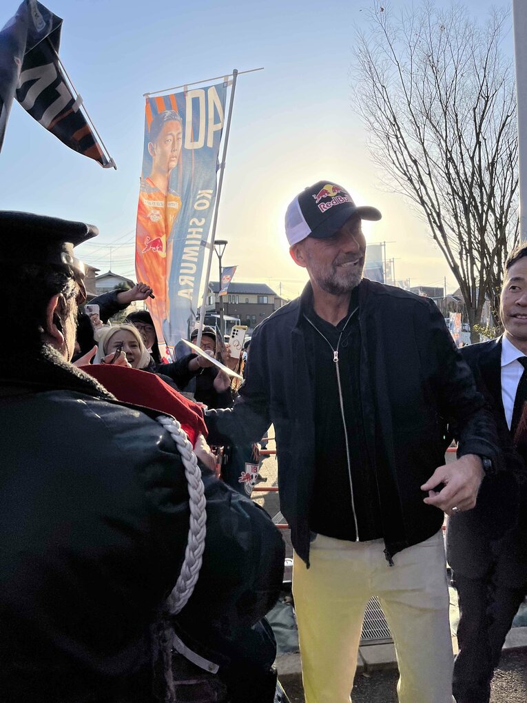 サポーターにサインを求められ、笑顔で対応する名将ユルゲン・クロップ（筆者撮影）