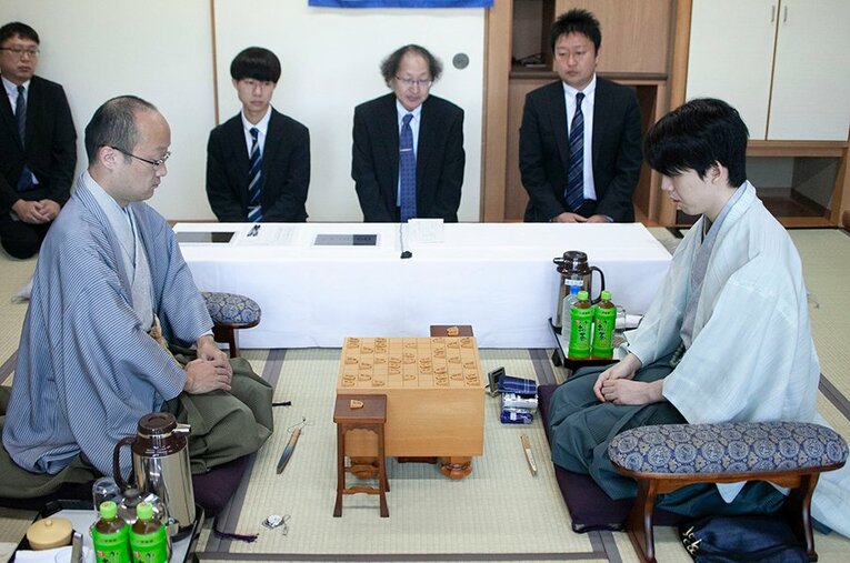 藤井聡太七冠や渡辺明九段の対局を筆頭に、長時間の対局を見ていると必ず目にする“トイレ休憩”のウラ話とは？ ／ photograph by 日本将棋連盟