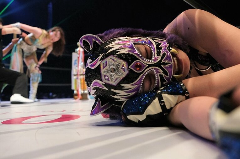 白いベルト戦にて、上谷沙弥の前に敗れたスターライト・キッド。覆面越しにも分かるほどの号泣だった ／ photograph by Norihiro Hashimoto