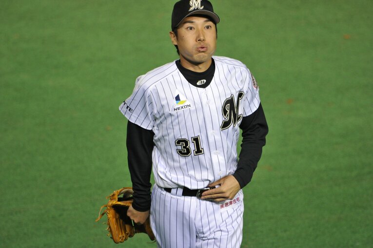 ロッテで球界屈指のサブマリンとして活躍した父・俊介さん　©︎BUNGEISHUNJU