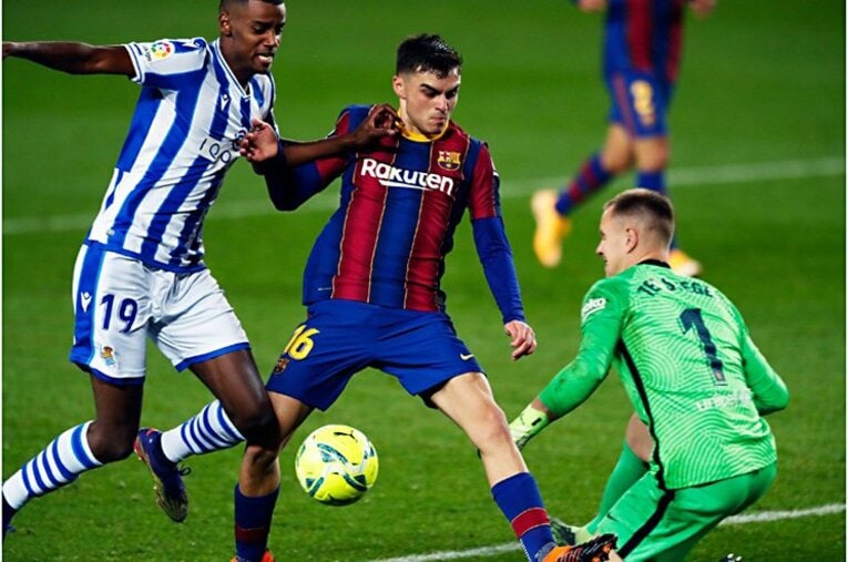 イサックの決定機を阻止したペドリ。この直後、ゴールポストに激突するほどの必死なプレーだった