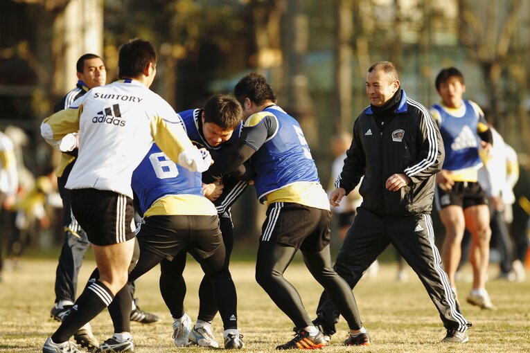 サントリーの練習風景、エディー・ジョーンズ（2011年）　©︎Tamon Matsuzono