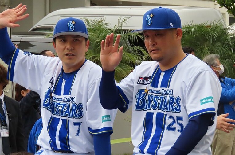 キャンプ地沖縄で行なわれたパレードで朗らかな表情の佐野恵太と筒香嘉智 ／ photograph by Kou Hiroo