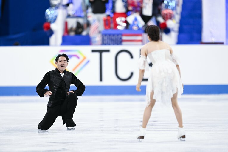 これまで見せなかった最後の振りに高橋は少し驚いた表情を見せる　©Asami Enomoto