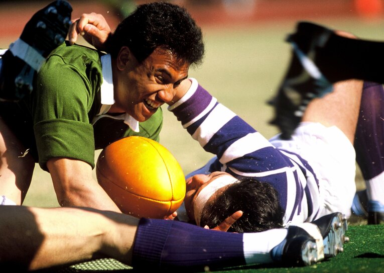 トンガからの留学生を擁した1986-87年の進撃はラグビー界に衝撃を与えた。写真はWTBワテソニ・ナモア　©BUNGEISHUNJU