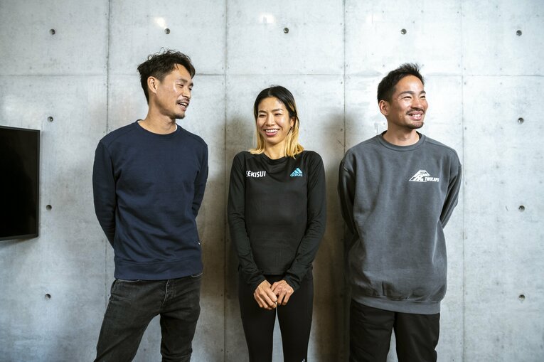 横田コーチ（左）、新田コーチ（右）らのサポートへの感謝は大きいという新谷　©BUNGEISHUNJU