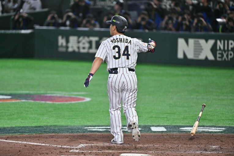 美しすぎる…吉田正尚のホームラン（写真は右に続きます）　©Hideki Sugiyama
