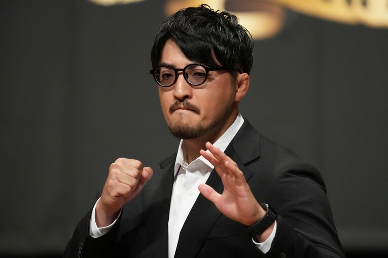 記者会見で静かに闘志を見せる成田蓮