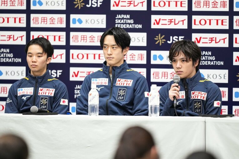 世界選手権の代表選手発表後の記者会見、神妙な表情で発言する宇野　©︎AFLO