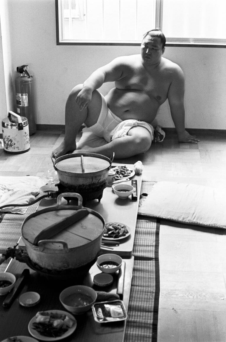 1976年、ちゃんこを前にくつろぐ若き横綱北の湖　©BUNGEISHUNJU