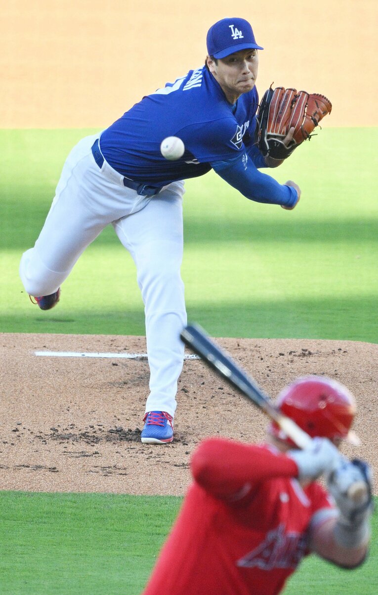 トラウト相手に投げ込む大谷　©JIJI PRESS