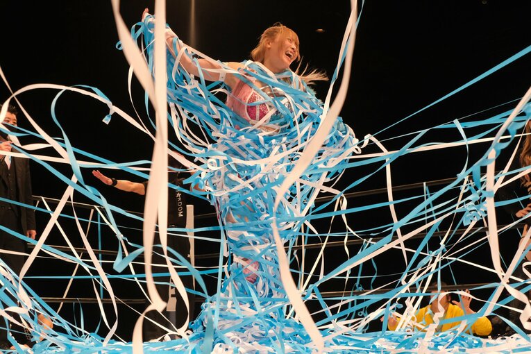 名前をコールされると、客席からの愛ある紙テープでグルグル巻きに