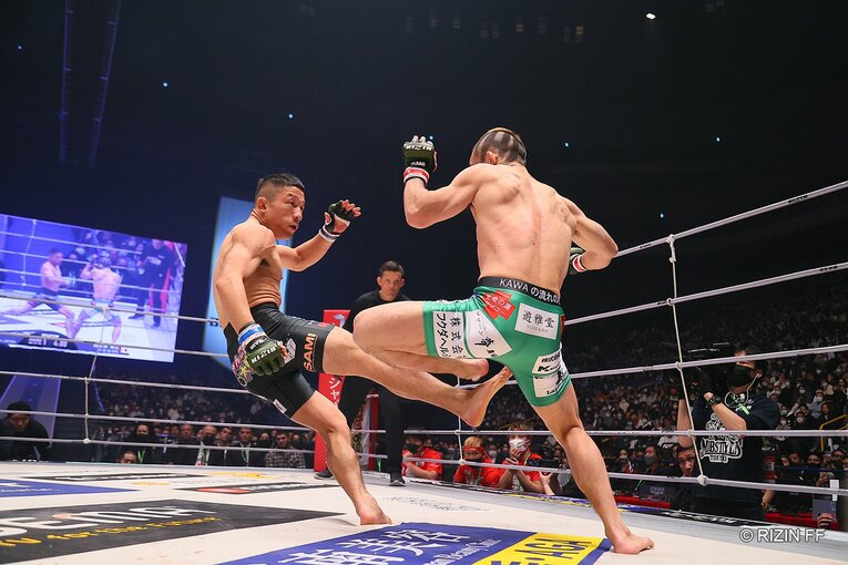 扇久保博正の左足を破壊した堀口恭司のカーフキック　©RIZIN FF