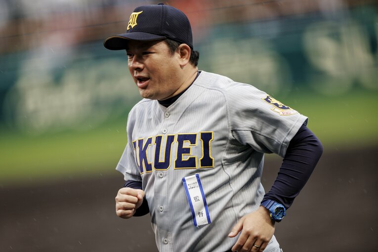 仙台育英を率いる須江監督 ©Kichi Matsumoto