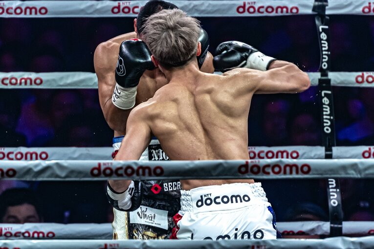 井上尚弥vs.マーロン・タパレス。4ラウンドのダウンシーン（1枚目／全9枚）©Takuya Sugiyama