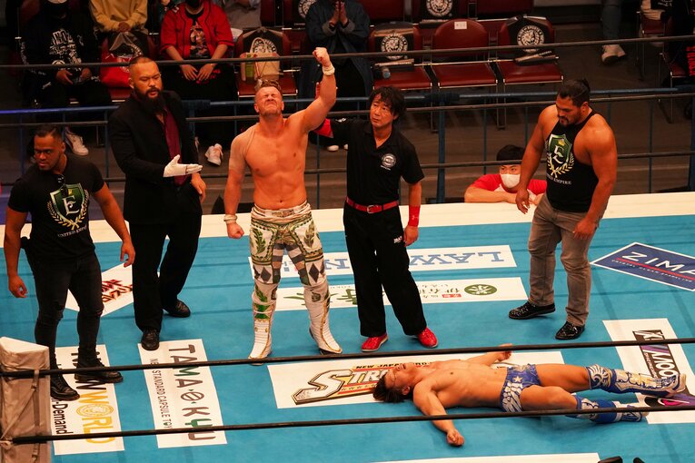 勝利を喜ぶオスプレイ（左）と横たわる飯伏