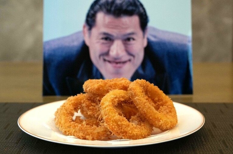 「オニオンリング、できる？」の一言で生まれた逸品。アントニオ猪木はいつも笑顔で「猪木スペシャル」のフライド・オニオンリングを食した ／ photograph by Essei Hara