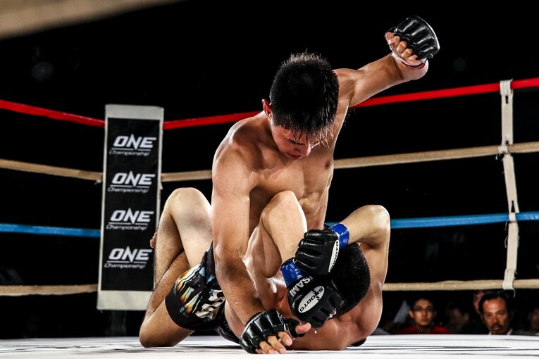 2019年6月、平良達郎のプロ3戦目。マウントポジションからパンチを落とす　©Susumu Nagao