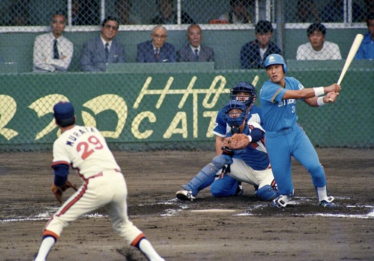 清原は逆方向への長打が魅力で、2年目の1987年9月にロッテ・村田から川崎球場の右翼に本塁打を放った　©NIKKAN SPORTS