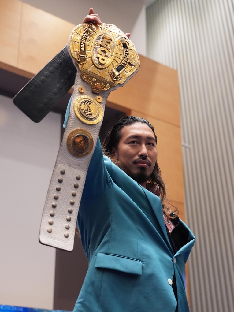 IWGP GLOBAL王座のベルトを掲げる辻陽太　©Essei Hara