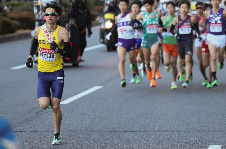 1区で大逃げを打つ関東学連の新田颯（育英大）。熊本県山鹿市出身の新田は卒業後、群馬トヨタで営業の仕事に就くという ／ photograph by JMPA