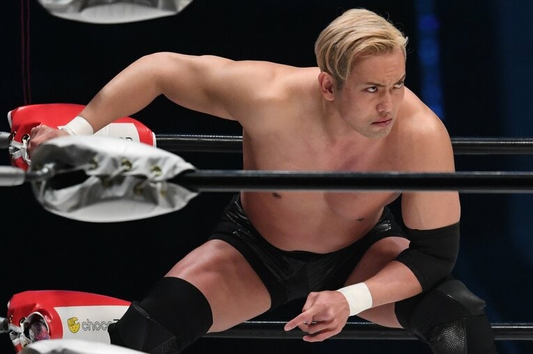 鬼の形相で清宮海斗を睨みつけるオカダ・カズチカ