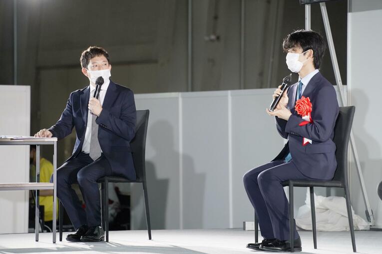 トークショーでの2人　©Kyodo News