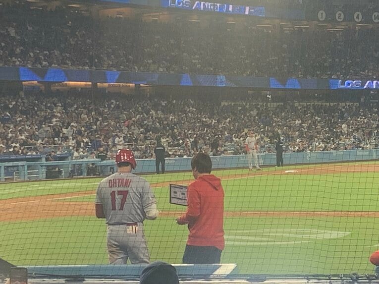 【ドジャースタジアム】大谷選手の前にピッチャー交代。一平氏と投手の情報を確認しあう