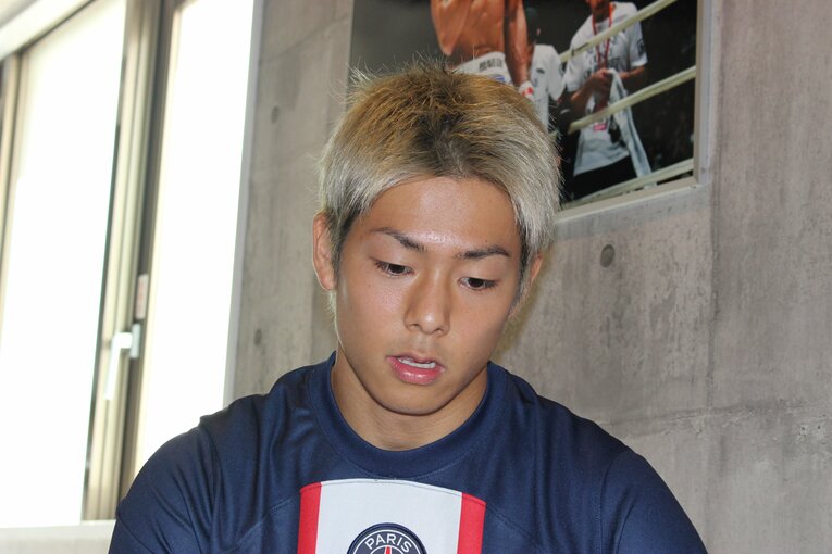 単独取材に応じる三浦孝太　©Number Web