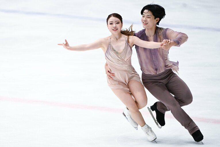 初の国際大会出場となった「木下グループ杯」で演技を行う紀平梨花・西山真瑚　©Asami Enomoto【スワイプするとそのほかの写真もご覧になれます】