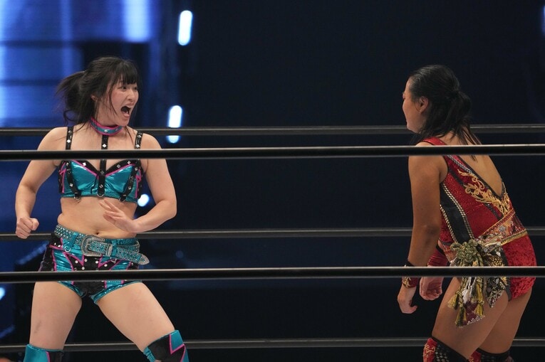 里村明衣子と向き合うさくらあや　©Masashi Hara