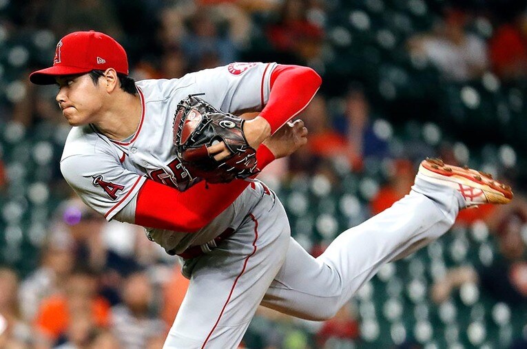 5月11日のアストロズ戦で投手として7回1失点の好投後、ライトの守備にも就いた大谷翔平。 ／ photograph by Getty Images