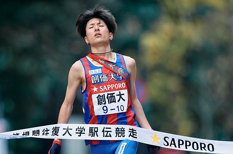 箱根駅伝10区で駒大に逆転を許した創価大・小野寺勇樹。総合優勝の期待がかかる重圧の中、大手町までその襷を運んだ ／ photograph by Yuki Suenaga