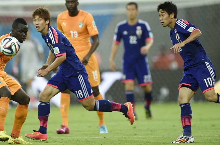 日本代表時代の大迫勇也と香川真司。今もなおJリーグで活躍する姿にブラジル人記者も感銘を受けていた　©Takuya Sugiyama/JMPA
