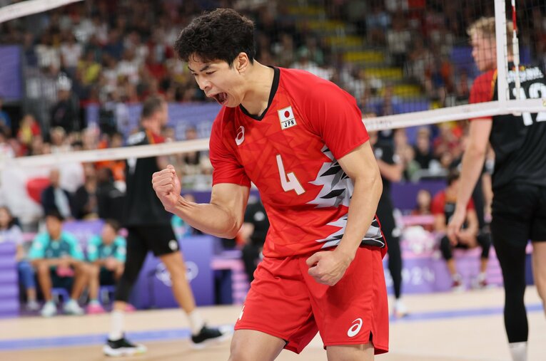 パリ五輪でも活躍した男子バレーの“必殺仕事人”の宮浦健人に“元日本代表の名解説者”福澤達哉氏がインタビュー ／ photograph by Kaoru Watanabe / JMPA