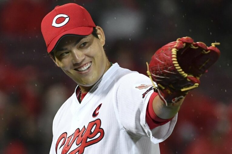 昨シーズンは最多勝を獲得した九里。今季は8月25日時点で5勝8敗と黒星が先行しているが、駒不足の投手陣にあってその貢献度は大きい ／ photograph by KYODO