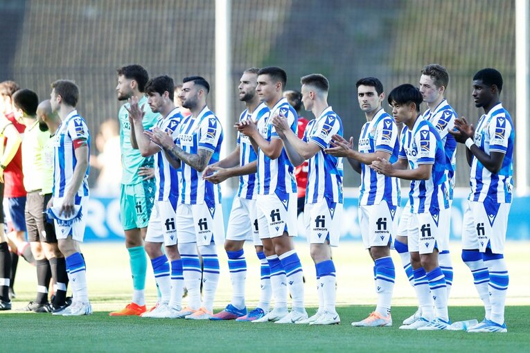 「クボは絶対フィットできる」現地ファンが期待… ソシエダ久保建英のユニ姿・力強さを日本人カメラマンがいち早く撮った〈子供に神対応〉(7)