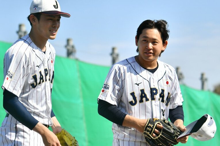 侍ジャパンの宮崎合宿では、ともに行動する時間も多い宮城大弥と佐々木朗希　©Hideki Sugiyama