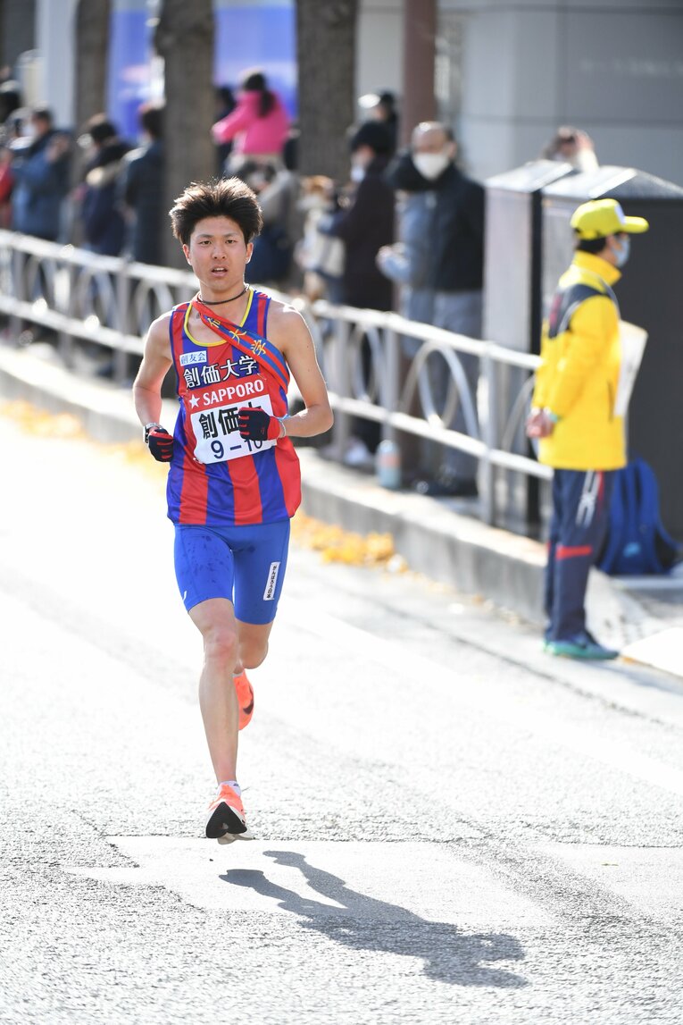 初の総合優勝まであと一歩というところで駒大に逆転を許した創価大。この時、最終区間を走った小野寺が落選している　©JMPA