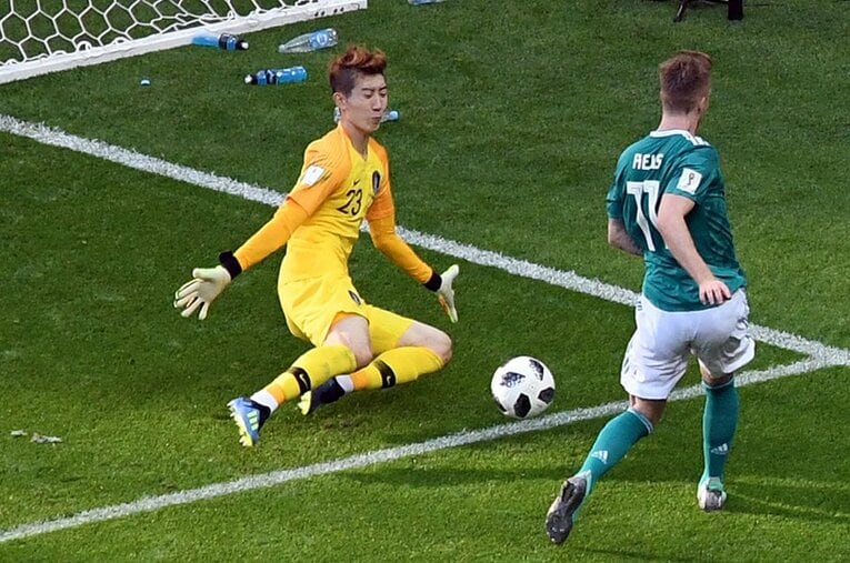 韓国のゴールマウスを死守したチョ・ヒョヌ（左）。 ／ photograph by Getty Images